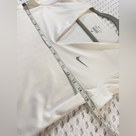 Nike dri fit Performance Tee - Picture 1 of 4